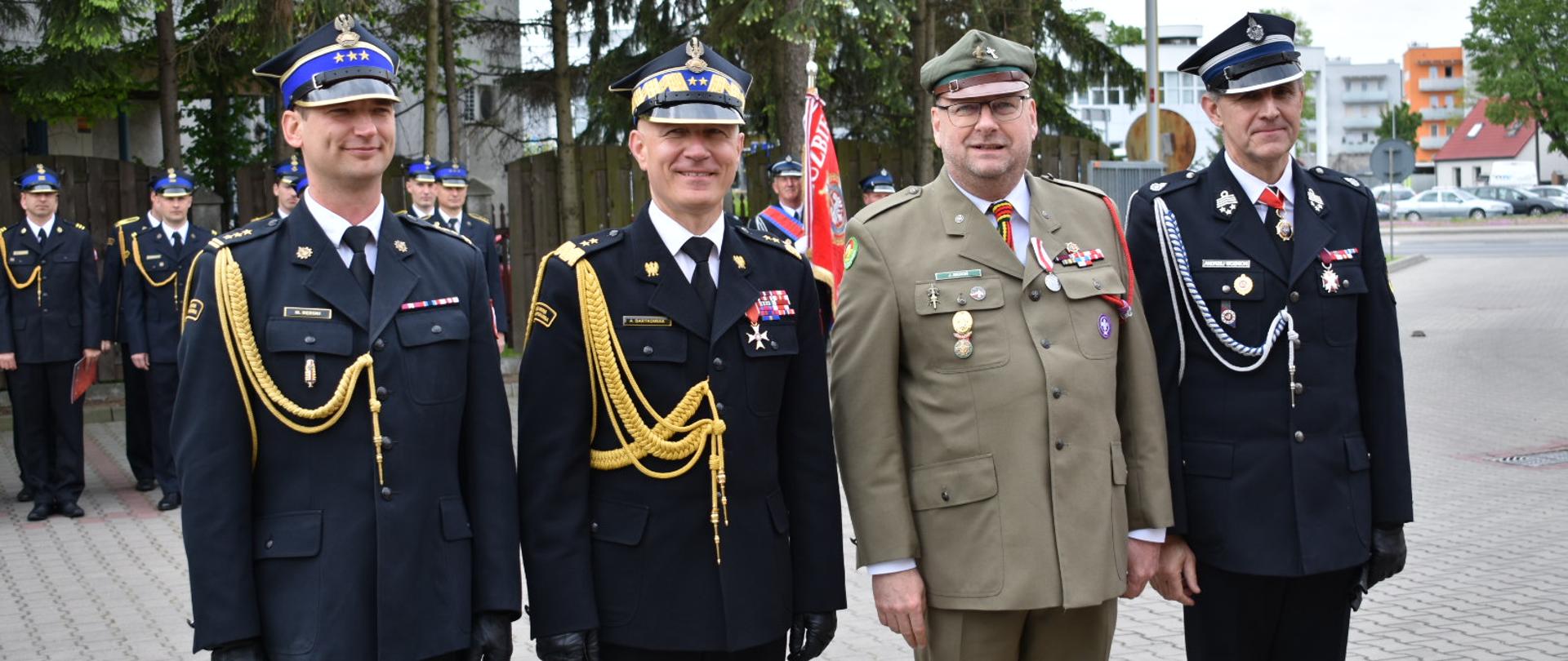 Wspólne zdjęcie komendanta głównego PSP ze strażakami i przedstawicielem powiatu wągrowieckiego