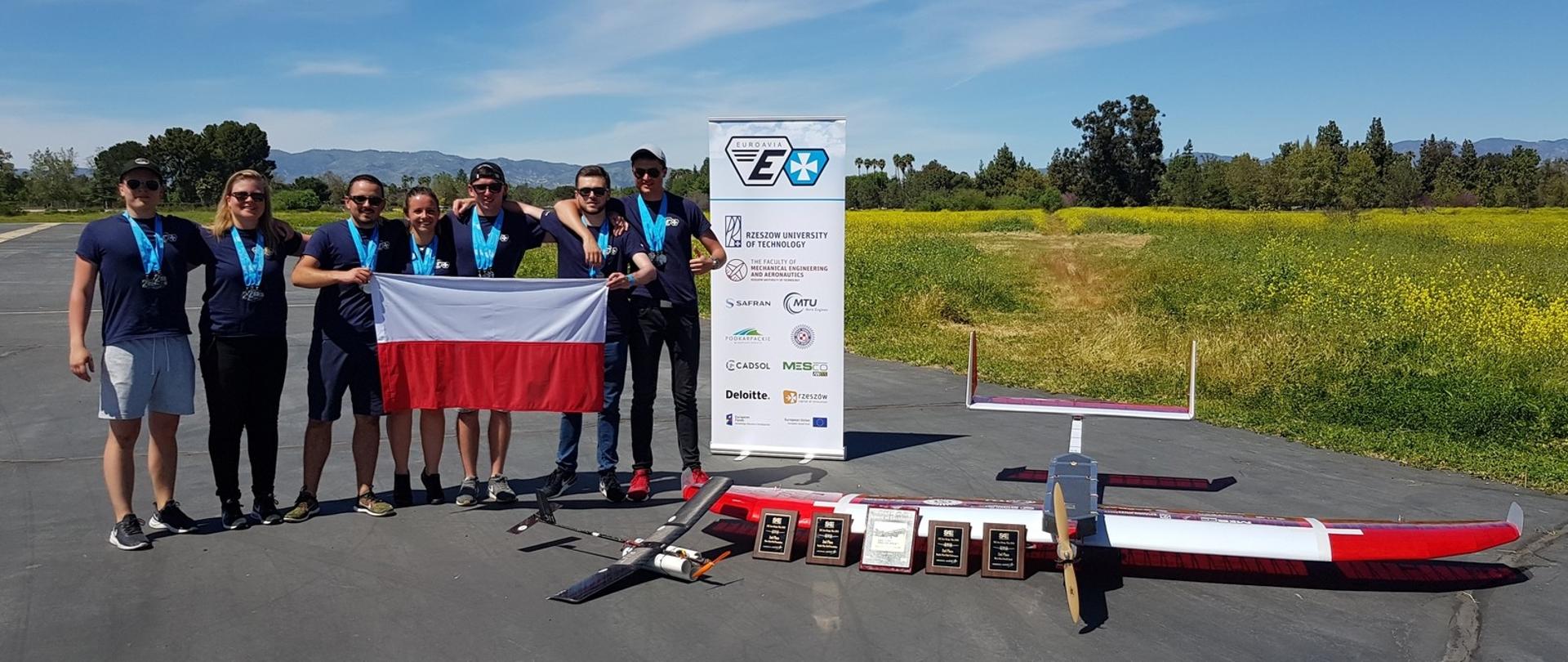 Studenci Wydziału Budowy Maszyn i Lotnictwa Politechniki Rzeszowskiej ze swoim samolotem