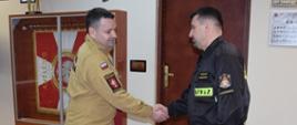 Komendant Powiatowy PSP w Golubiu-Dobrzyniu mł. bryg. Witold Juszczak podaje dłoń obchodzącemu jubileusz 25-lecia służby i pracy kpt. Dariuszowi Kucińskiemu.