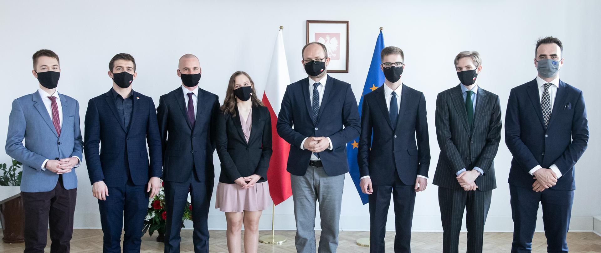 Minister Marcin Przydacz wraz z laureatami Konkursu Ministra Spraw Zagranicznych na najlepsza pracę magisterską