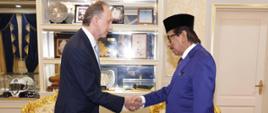 Ambassador Krzysztof Dobrowolski shaking hands with the Governor of Sabah, TYT Tun Datuk Seri Panglima Haji Musa bin Haji Aman