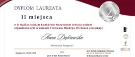 Grafika przedstawiająca dyplom laureata za zajęcie II miejsca w konkursie dla Anny Dąbrowskiej. W tle znajdują się napisy: "Dyplom Laureata II miejsca w II Ogólnopolskim Konkursie Muzycznym (edycja online) organizowanym w ramach Festiwalu Młodego Wirtuoza otrzymuje Anna Dąbrowska. Wiolonczela, Kategoria C. Bydgoszcz, 28.05.2023 r. Podpisany - dr hab. Bolesław Siarkiewicz - Dyrektor Festiwalu i Przewodniczący Jury, Akademia Muzyczna im. F. Nowowiejskiego w Bydgoszczy. Wymienieni 12 członkowie Jury".
