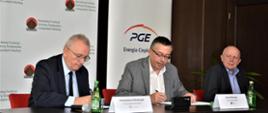 Wiceprezes NFOŚiGW Artur Michalski podczas podpisywania umowy z PGE EC