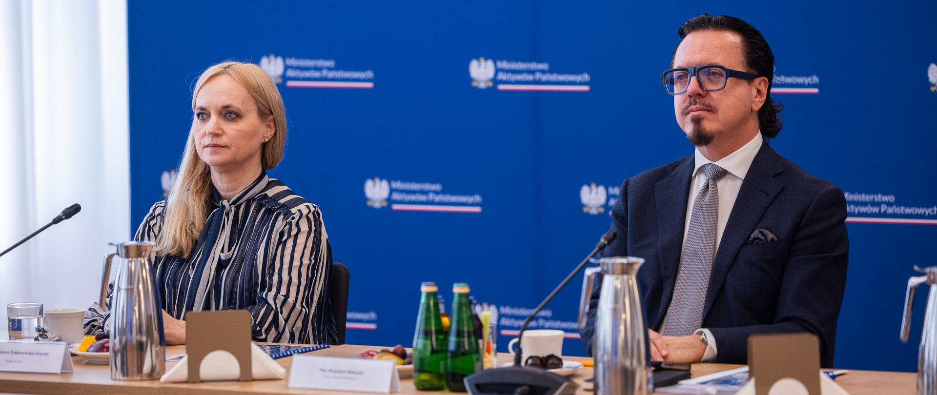 Minister Zdrowia Jolanta Sobierańska-Grenda oraz Minister Aktywów Państwowych Wojciech Balczun. 