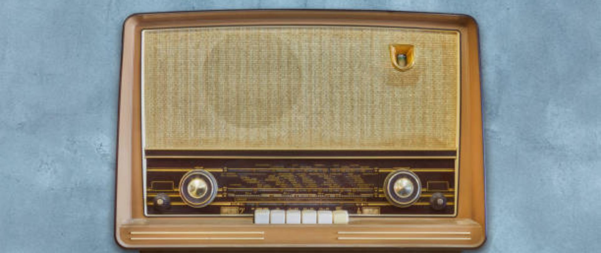 Stare radio retro studio On Air wklejone na szare tło