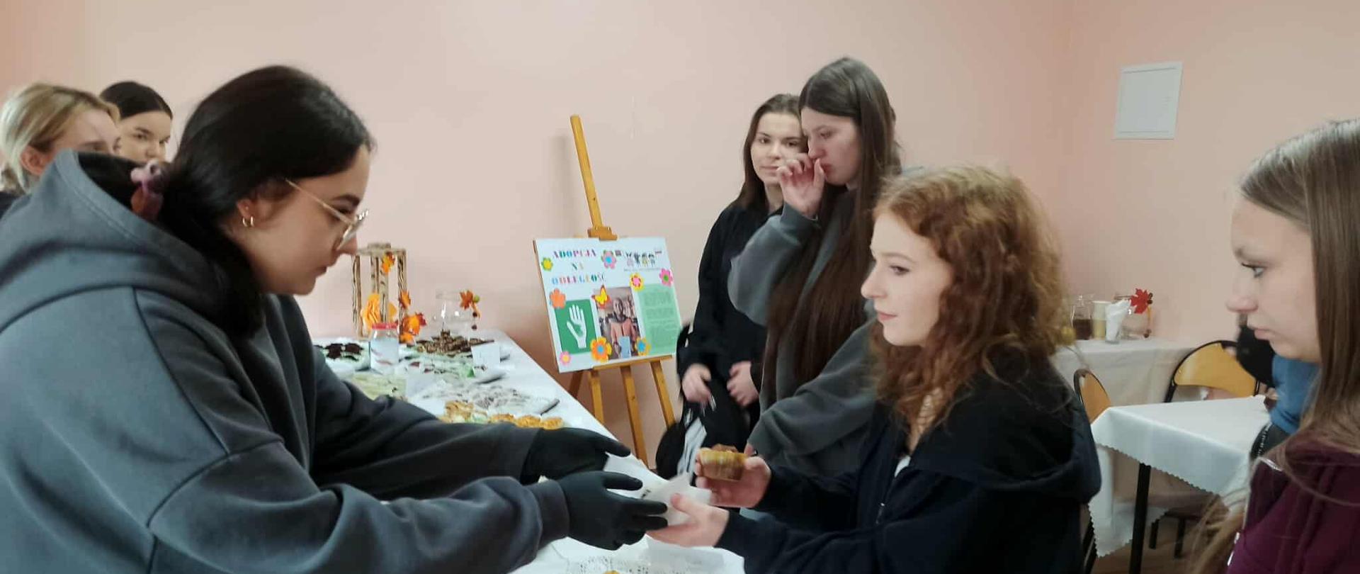 Uczniowie nabywają słodkości w ramach akcji charytatywnej 