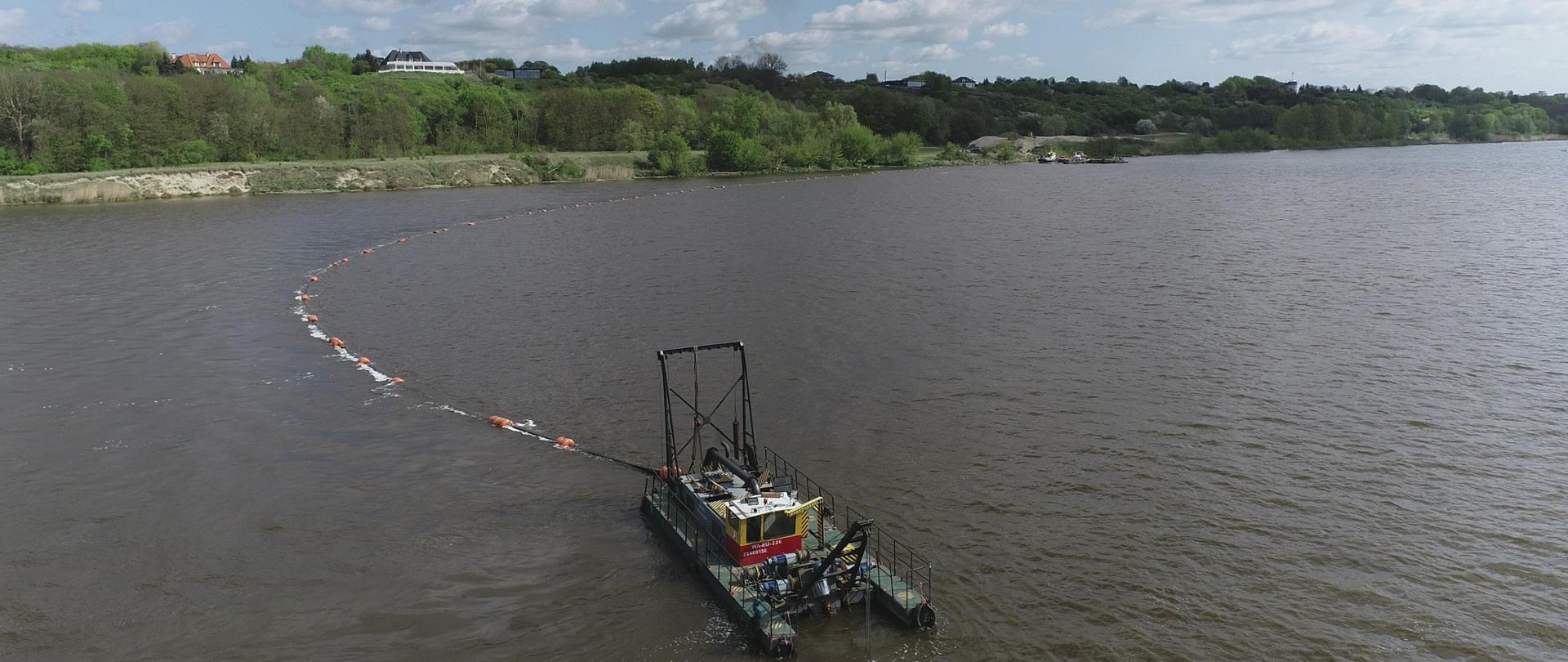 Prace bagrownicze na Wiśle w rejonie Płocka