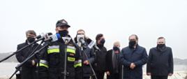 na zdjęciu przemawiający komendant główny PSP nadbryg. Andrzej Bartkowiak. W tle sekretarz stanu w Ministerstwie Spraw Wewnętrznych i Administracji Maciej Wąsik, sekretarz stanu w Ministerstwie Infrastruktury Marka Gróbarczyka oraz przedstawicieli Wód Polskich. 