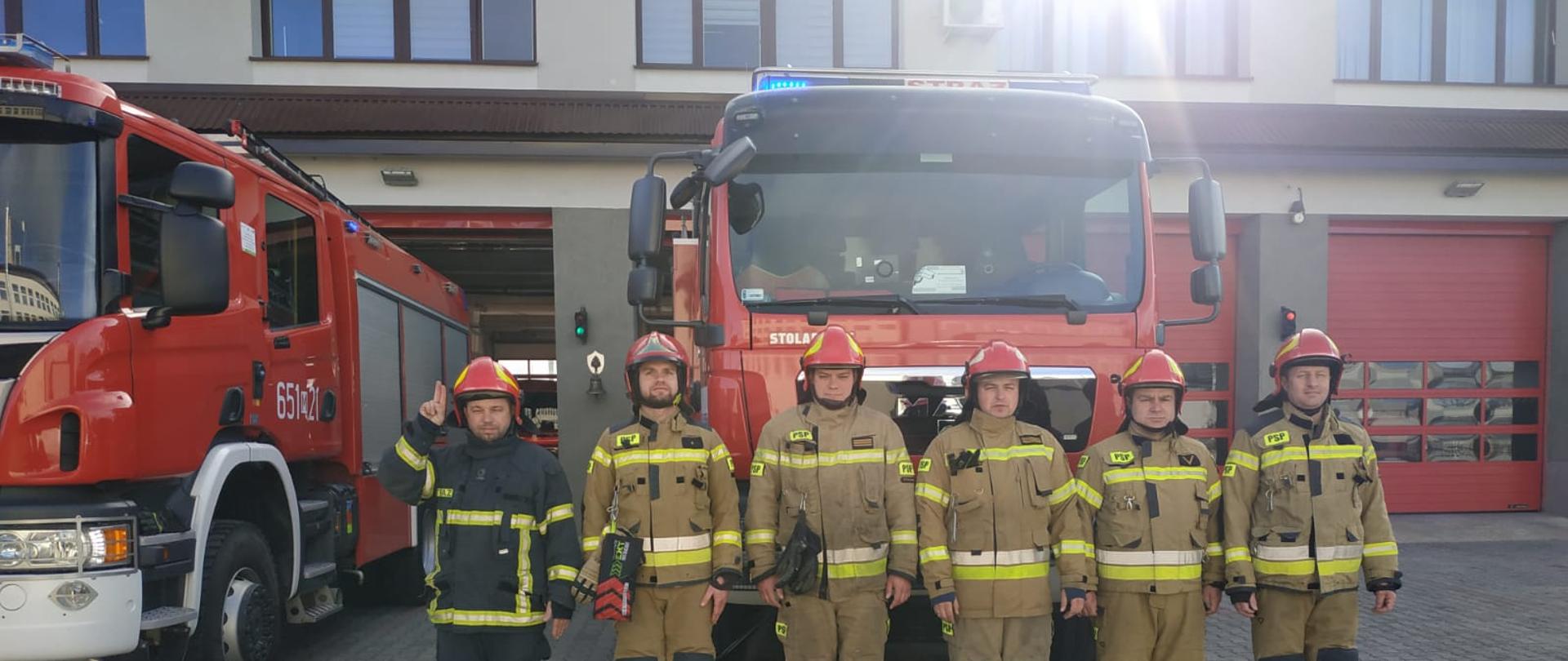 Fotografia przedstawiająca strażaków z KP PSP Szydłowiec oddających hołd ofiarom katastrofy pod Smoleńskiem