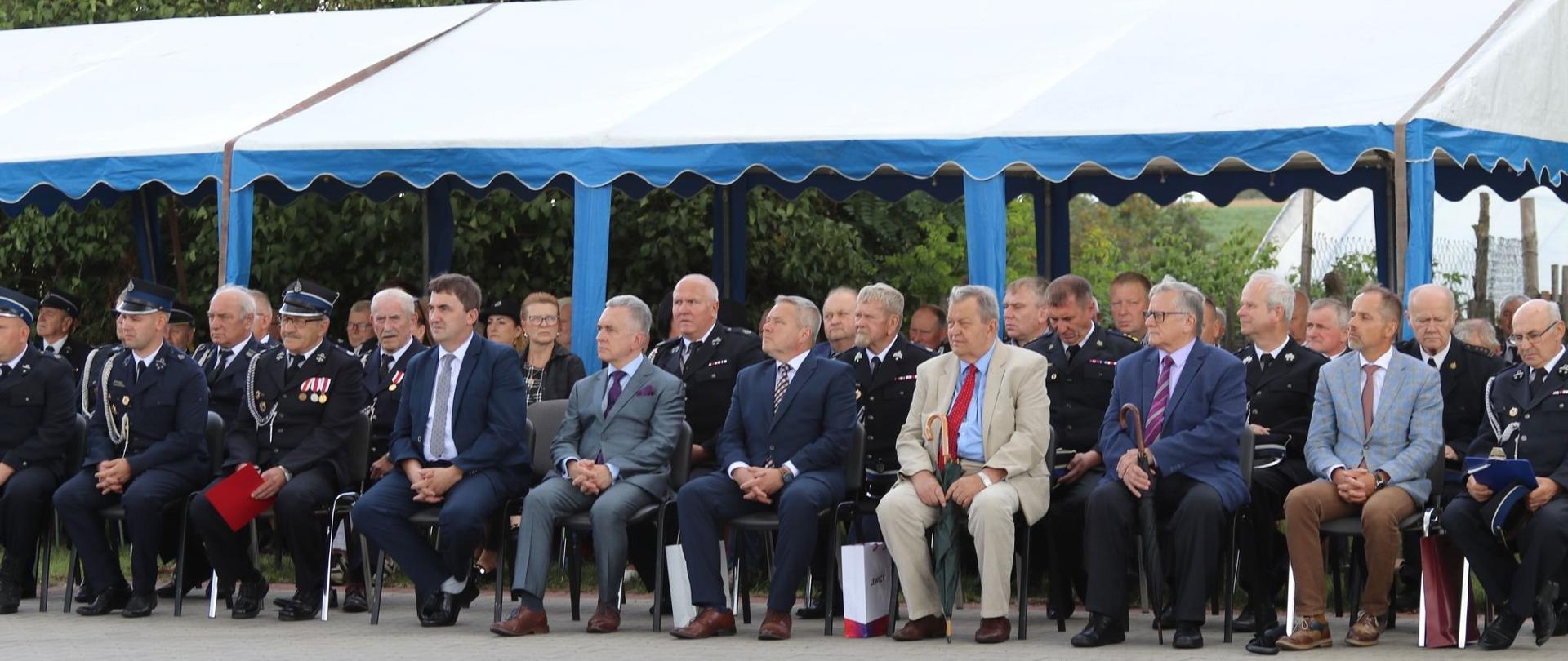 Widać przedstawicieli władz i delegacje strażackie