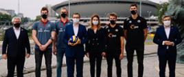 Zdjęcie grupowe - na zdjęciu m.in. Premier RP Mateusz Morawiecki oraz Minister Sportu Danuta Dmowska-Andrzejuk. W tle katowicki spodek. 