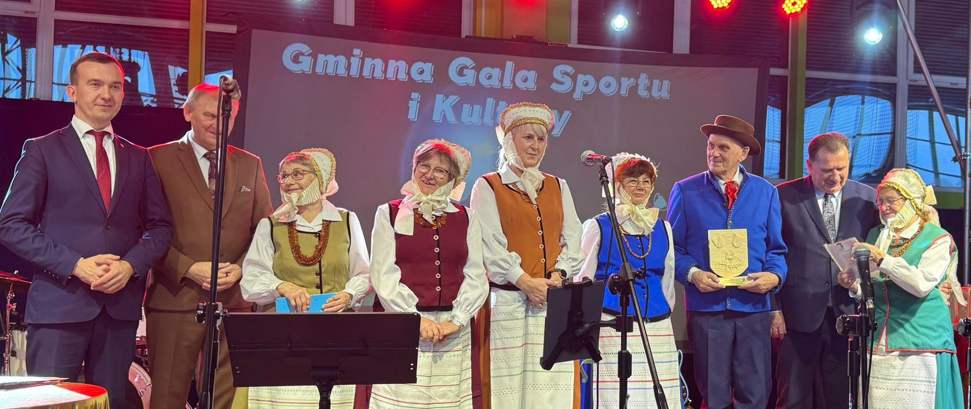 Gminna Gala Sportu i Kultury w Wikielcu: na scenie zespól artystyczny, w strojach ludowych.