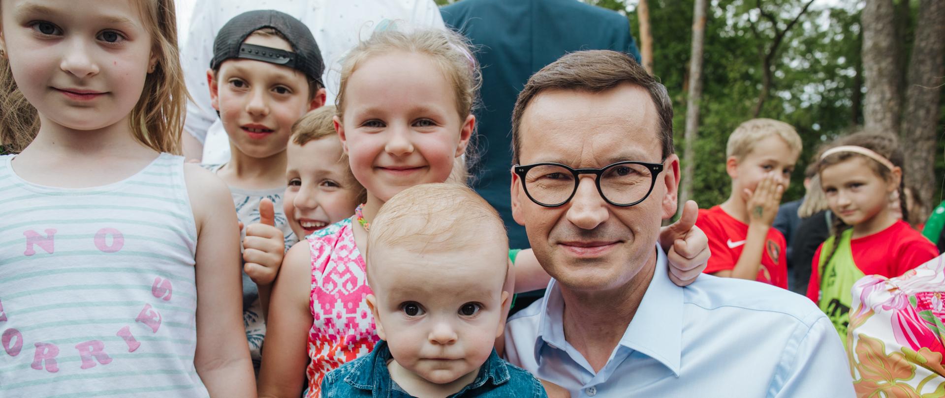 Wspólne zdjęcie premiera z dziećmi.