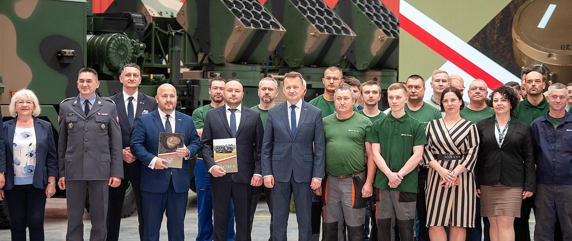 14 czerwca 2023 r. w Hucie Stalowa Wola S.A wicepremier Mariusz Błaszczak podpisał umowy na dostawy pojazdów minowania narzutowego BAOBAB-K oraz kaset minowych i min przeciwpancernych dla Wojska Polskiego. Fot. Maciej Nędzyński/CO MON