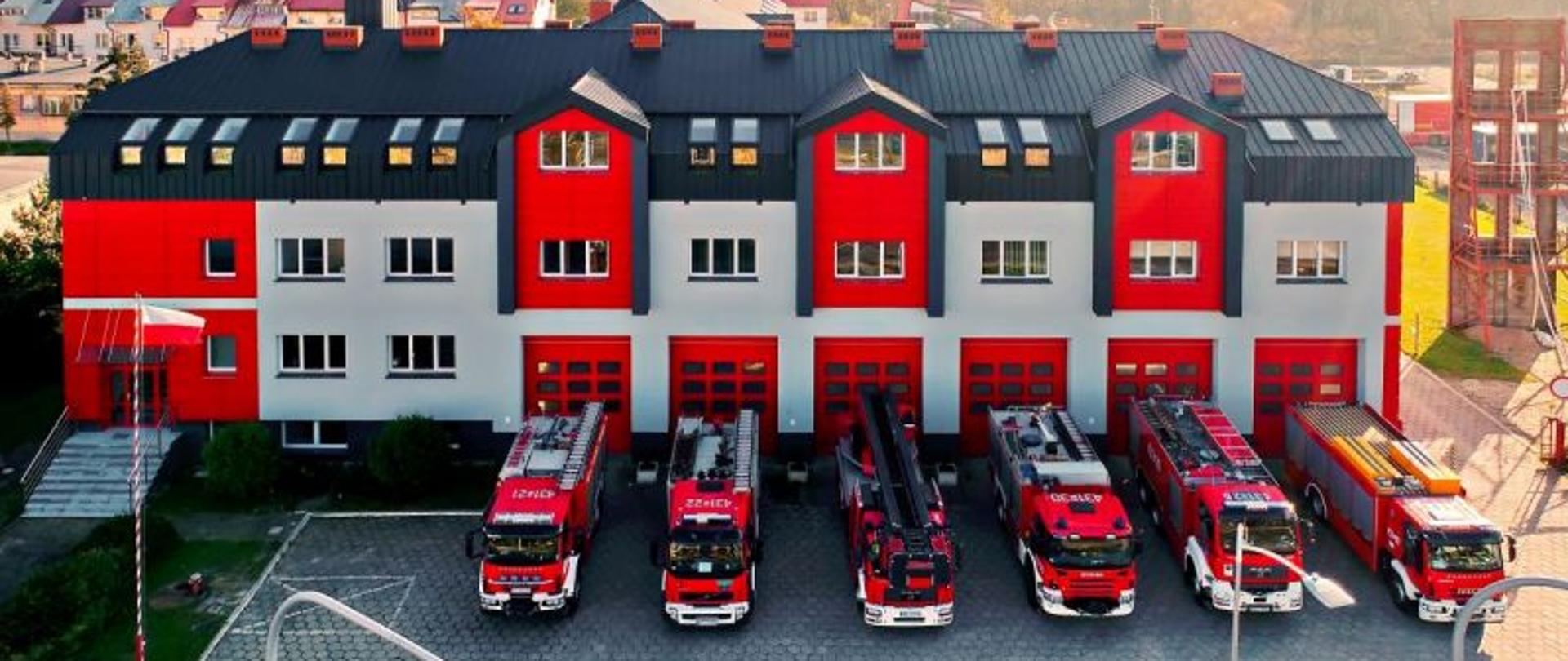 Zdjęcie przedstawia KP PSP w Ełku z lotu ptaka, przed budynkiem wystawione są samochody pożarnicze