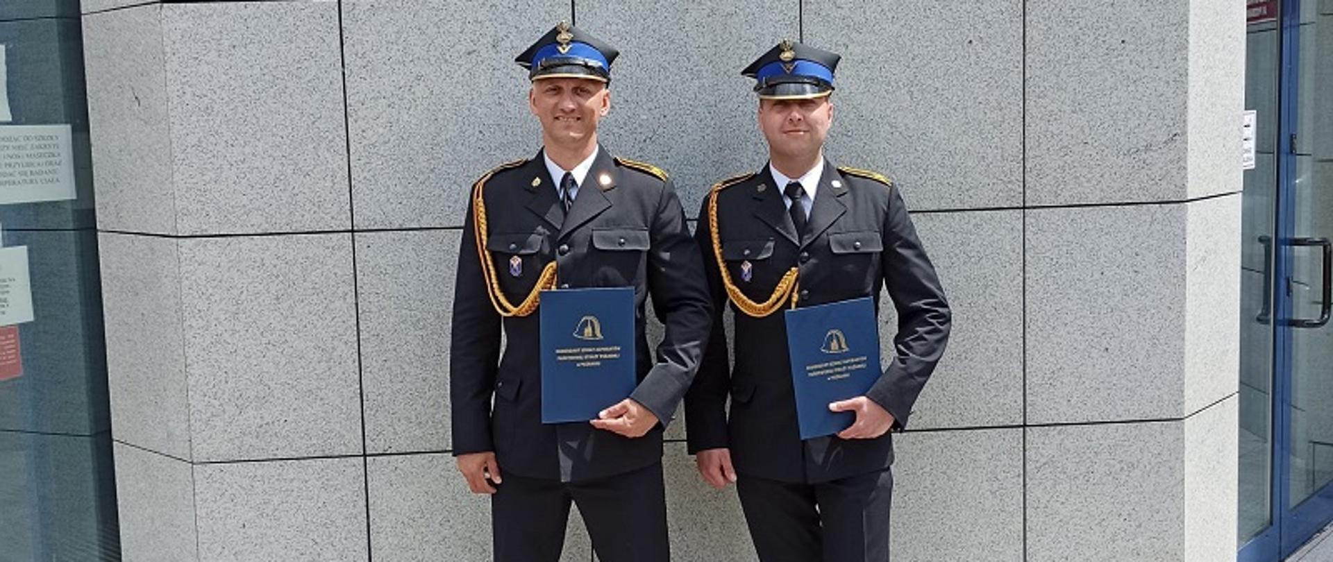 Uroczysta promocja absolwentów w Szkole Aspirantów Państwowej Straży Pożarnej w Poznaniu. Na zdjęciu Radosław Miksa i Konrad Adler w umundurowaniu galowym na tle obiektu szkoły