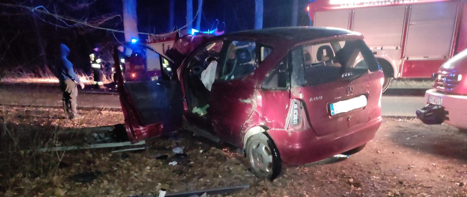Zdjęcie przedstawia zniszczony pojazd po wypadku.