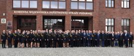 Zdjęcie grupowe przed budynkiem KW PSP Wrocław 