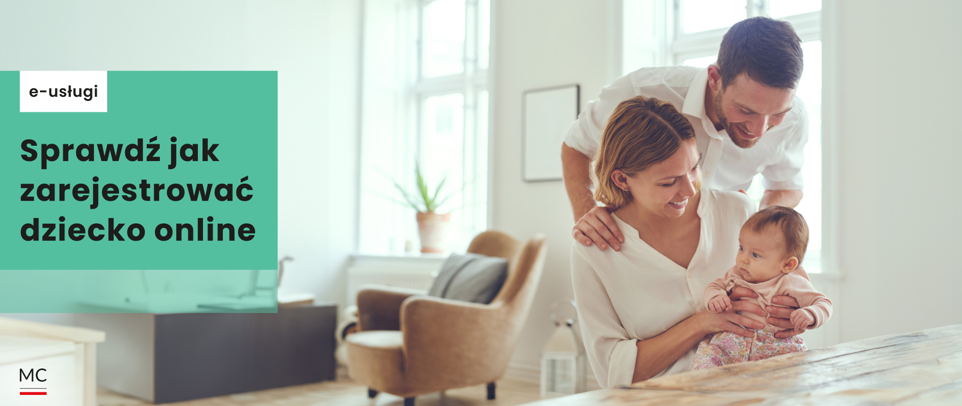 Na zdjęciu po prawej stronie widać uśmiechniętą rodzinę. kobieta trzyma na rękach małe dziecko, mężczyzna stoi nad nimi i się uśmiecha. Po lewej w dolnym rogu znajduje się logo MC, nad nim na zielonym tle znajduje się napis - Sprawdź jak zarejestrować dziecko online. 