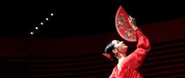 Tancerka z fachlarzem tańcząca flamenco na scenie sali koncertowej PSM