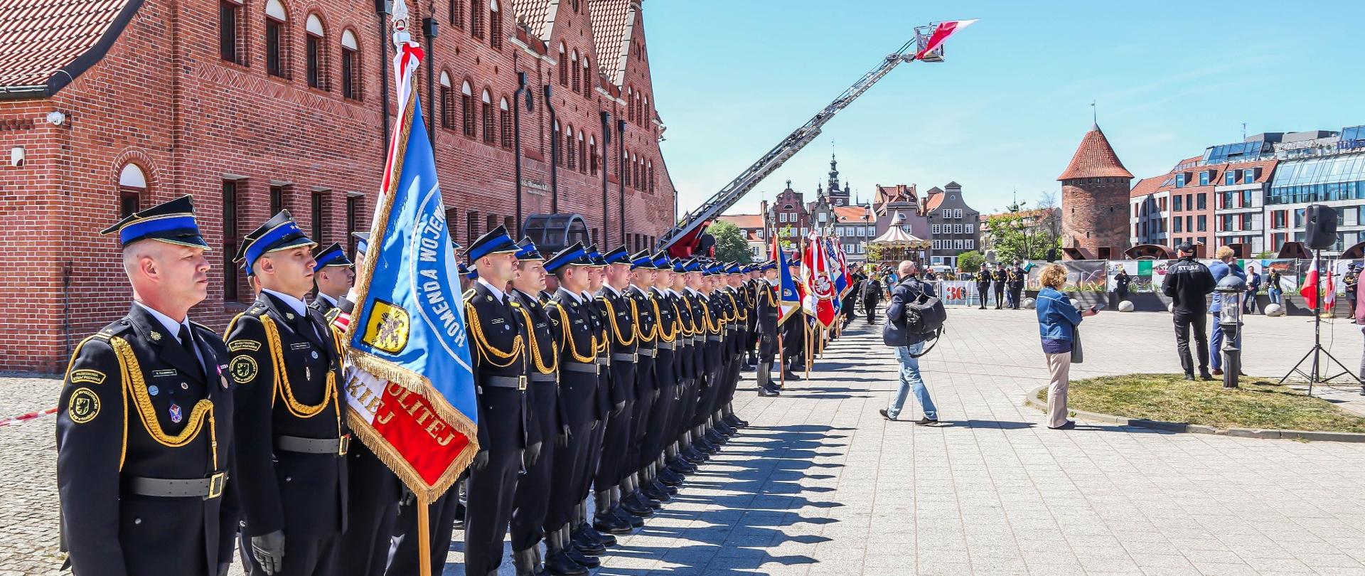 Zdjęcie przedstawia Kompanię honorową biorąca udział w obchodach Dzień Strażaka województwa pomorskiego