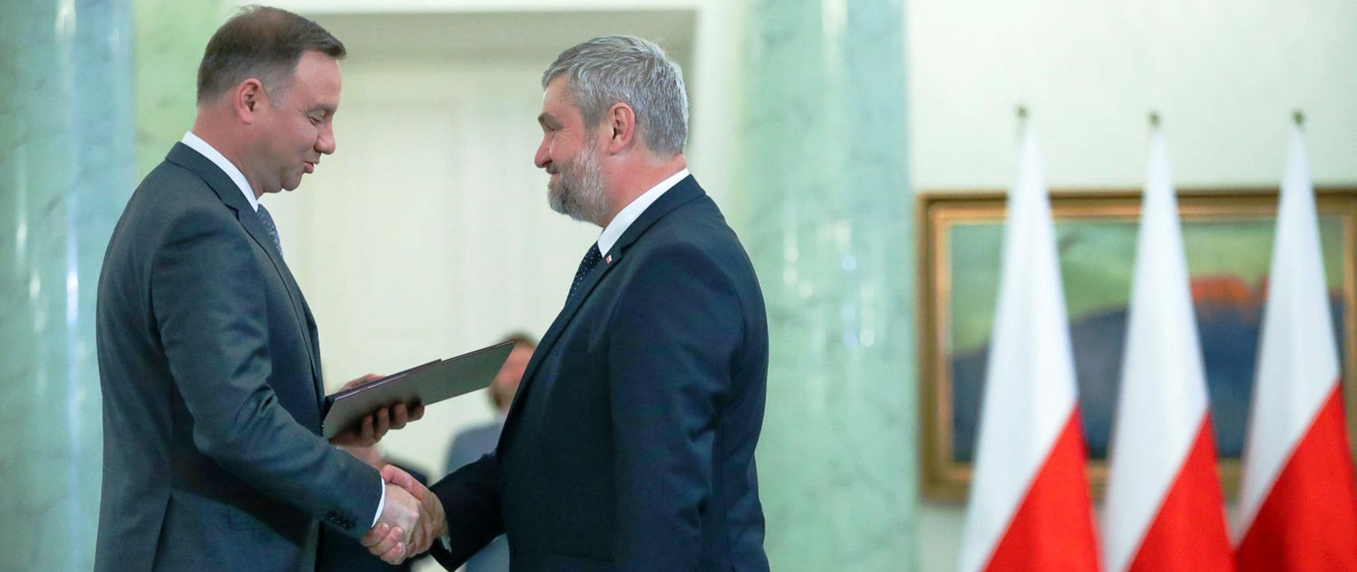 Prezydent Andrzej Duda wręcza Janowi Krzysztofowi Ardanowskiemu powołanie na ministra rolnictwa i rozwoju wsi