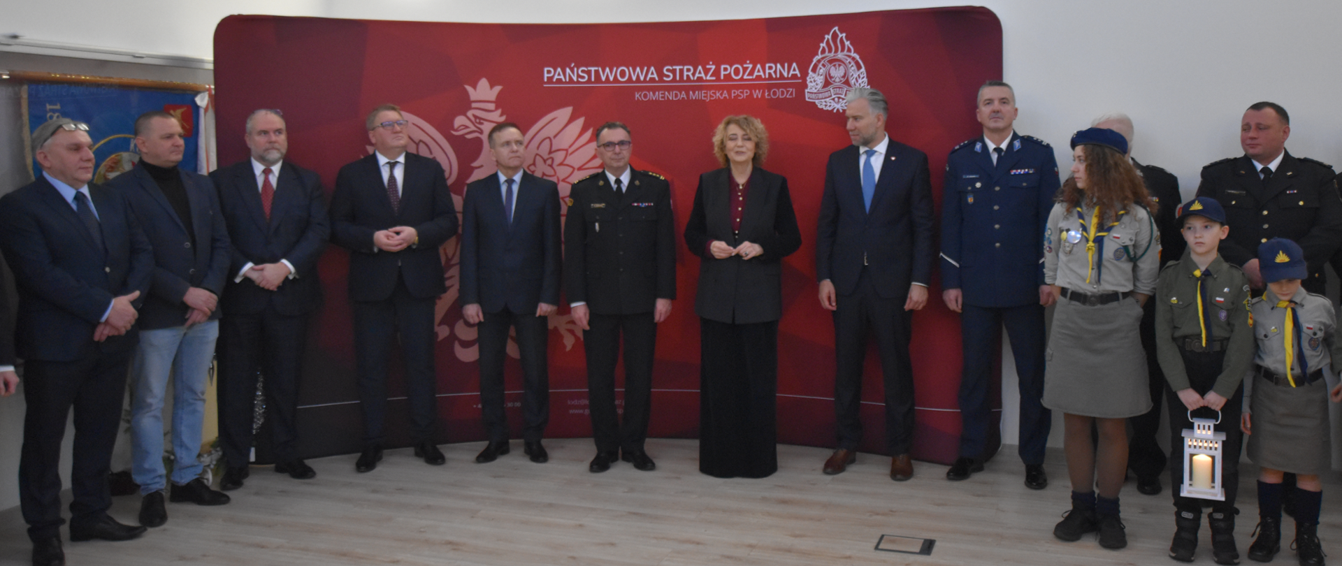 Komendant wraz zaproszonymi gośćmi składają życzenia zebranym 