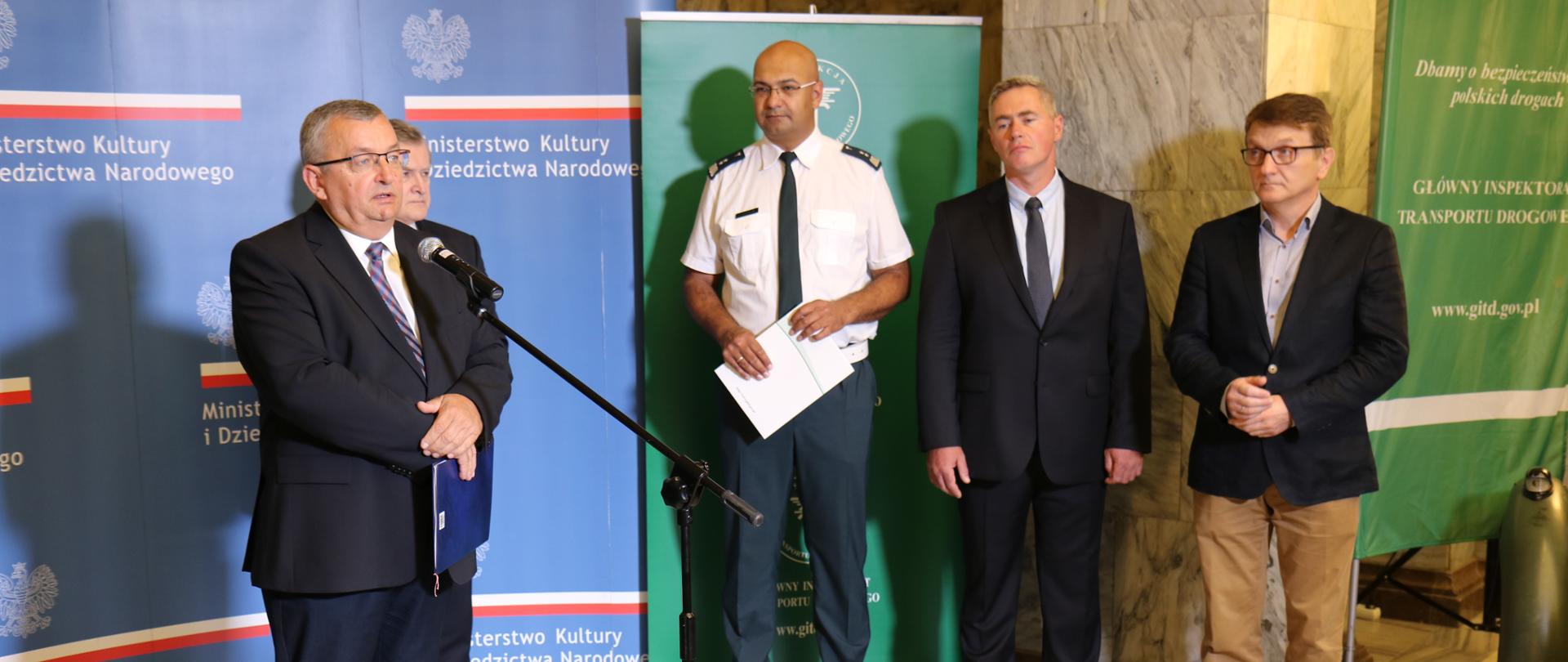 Minister A. Adamczyk zainaugurował akcję "Z kulturą w drodze"