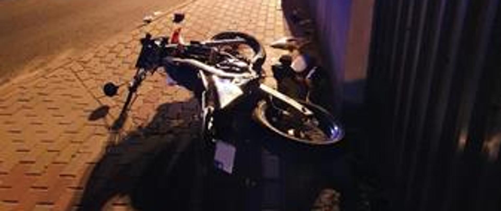 Motocykl uderzył w ścianę
