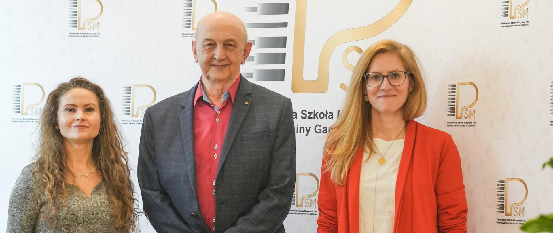 Jury VI Wiosennych Konfrontacji Fletowych Młodych Flecistów na ściance z logiem szkoły