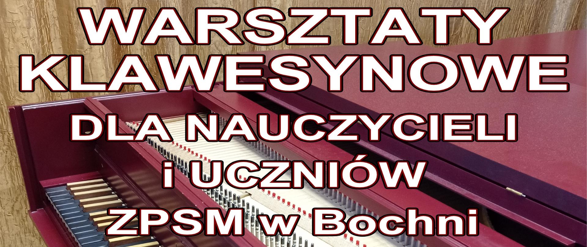 Grafika na beżowo popielatym tle prezentującym manuał oraz część pudła rezonansowego klawesynu w kolorze czerwonym zawiera w lewym górnym rogu logo ZPSM w Bochni oraz w części centralnej białymi drukowanymi literami treść: "Warsztaty klawesynowe dla nauczycieli i uczniów ZPSM w Bochni, prowadząca: dr Joanna Kwinta-Zielińska ". Na dole znajduje się napis: "Bochnia, 28 listopada 2025 r."