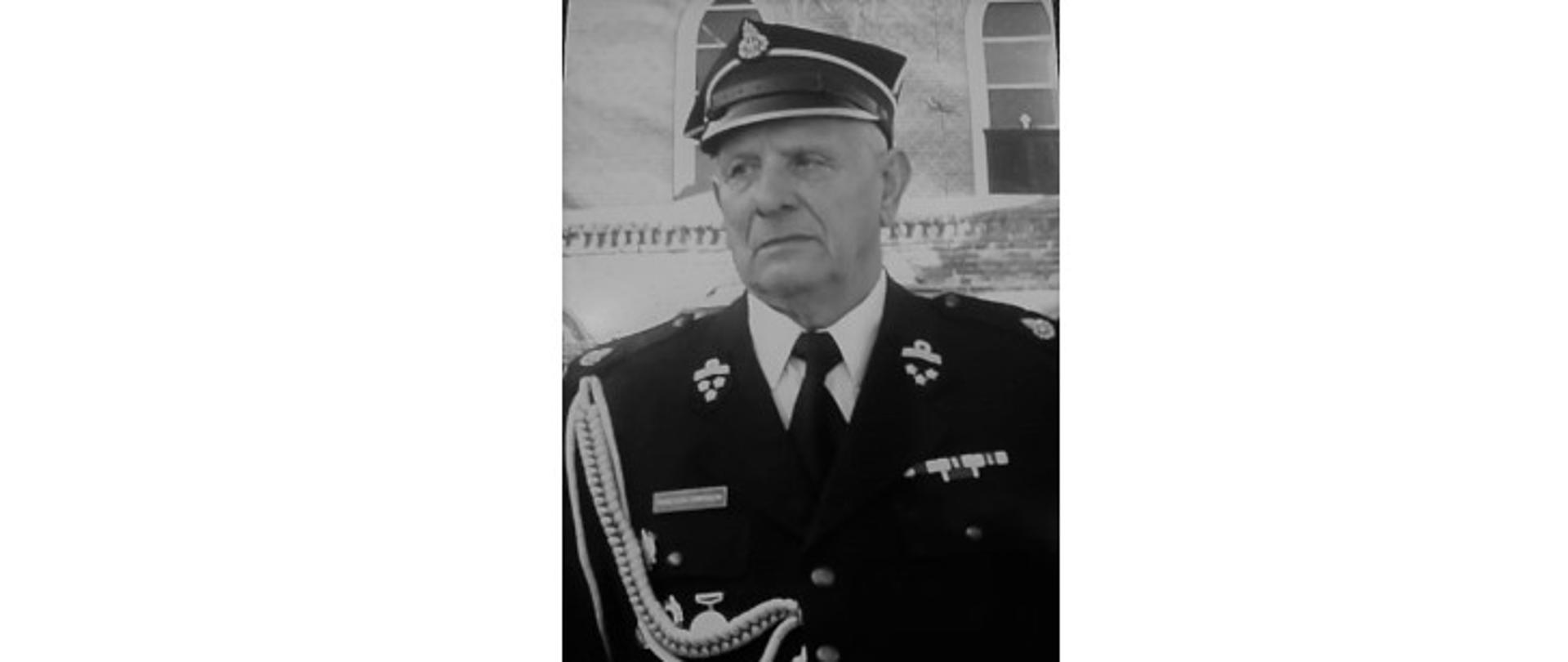 Fotografia przedstawia st. ogn. w st. spocz. Franciszka Domaradzkiego w mundurze wyjściowym OSP