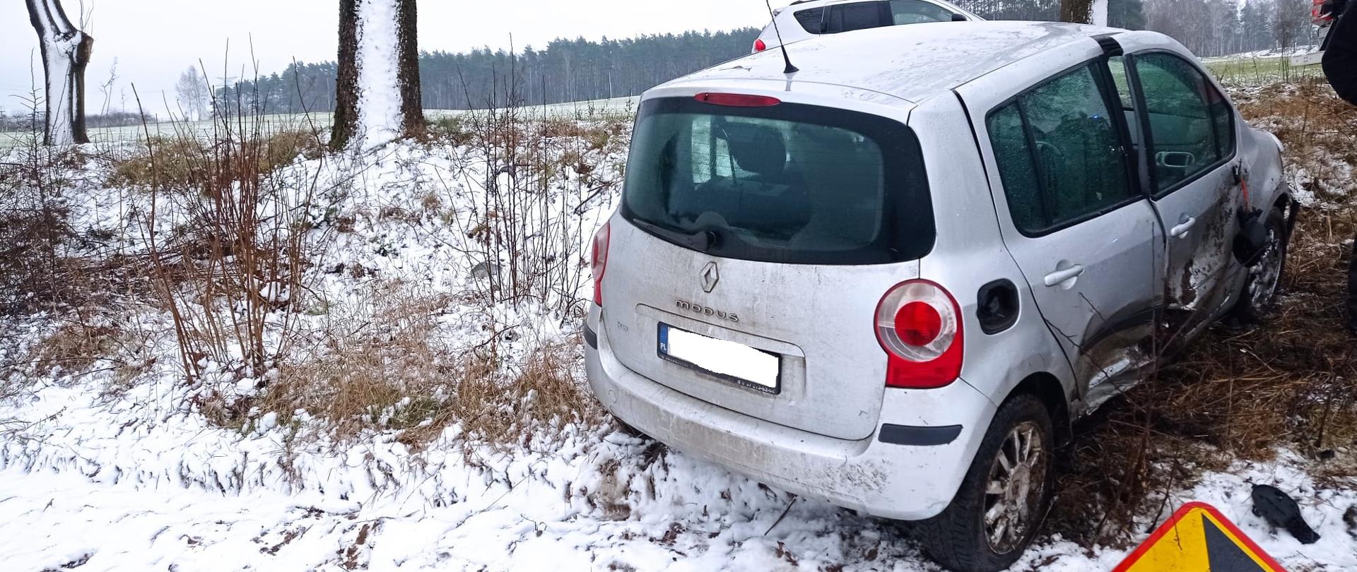 Na zdjęciu widnieje pojazd osobowy po kolizji. Jest dzień, opady śniegu. 