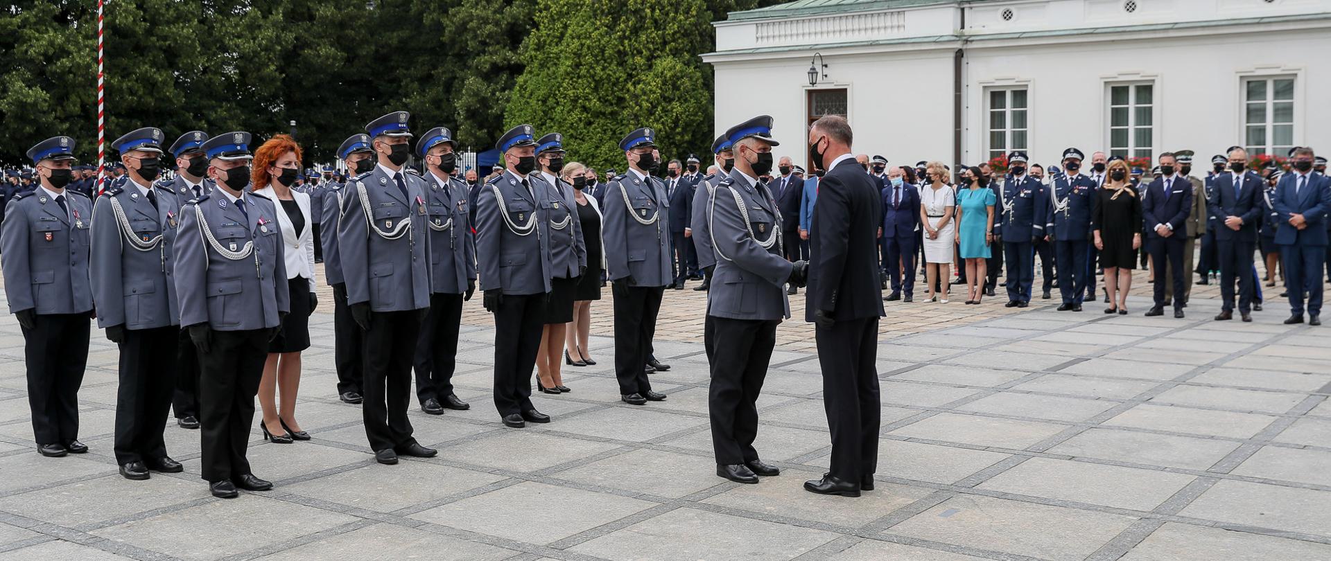 Dziedziniec Belwederu. Wręczenie odznaczeń państwowych.