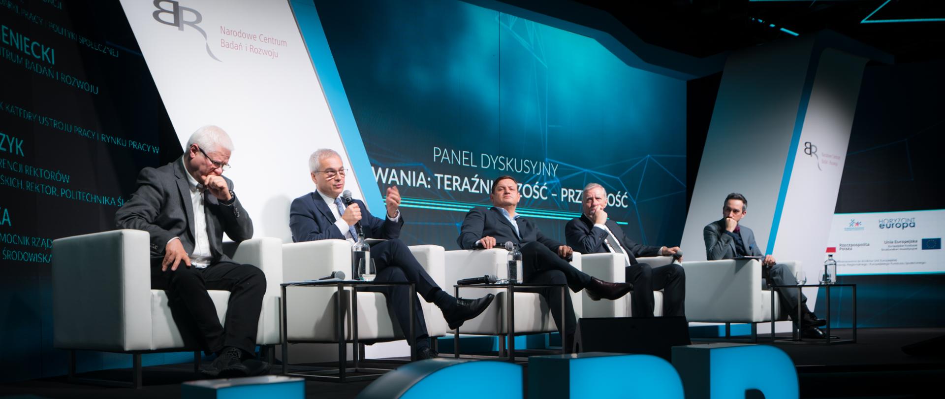 Panel WYZWANIA: TERAŹNIEJSZOŚĆ – PRZYSZŁOŚĆ. Na zdjęciu od lewej: prof. Jerzy Hausner, Think Tank NCBR, przewodniczący Rady Fundacji GAP, b. wicepremier i minister gospodarki, pracy i polityki społecznej; prof. Arkadiusz Mężyk, przewodniczący Konferencji Rektorów Akademickich Szkół Polskich; prof. Jacek Męcina, Think Tank NCBR, kierownik Katedry Ustroju Pracy i Rynku Pracy WNPiSM UW; dr inż. Wojciech Kamieniecki, dyrektor Narodowego Centrum Badań i Rozwoju; Radek Brzózka, moderator panelu