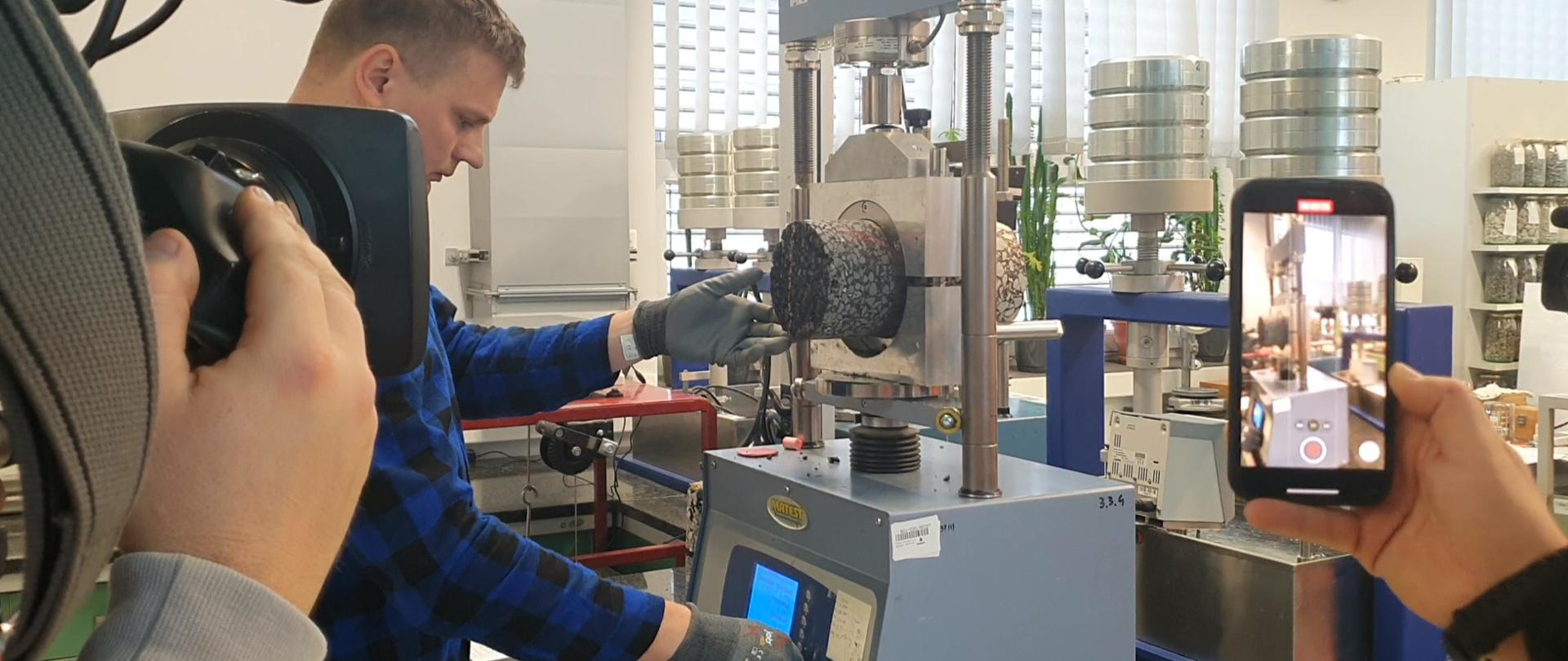 Wizyta dziennikarzy w laboratorium GDDKiA w Opolu