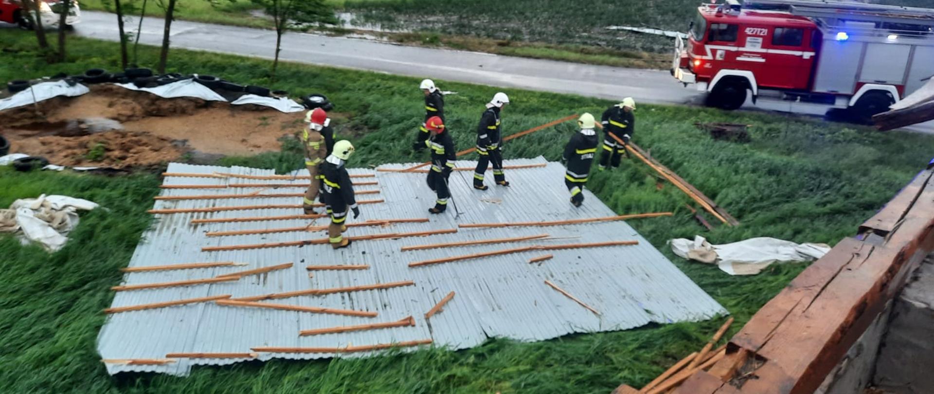 Zerwane poszycie dachowe z budynku inwentarskiego w miejscowości Kobylniki
