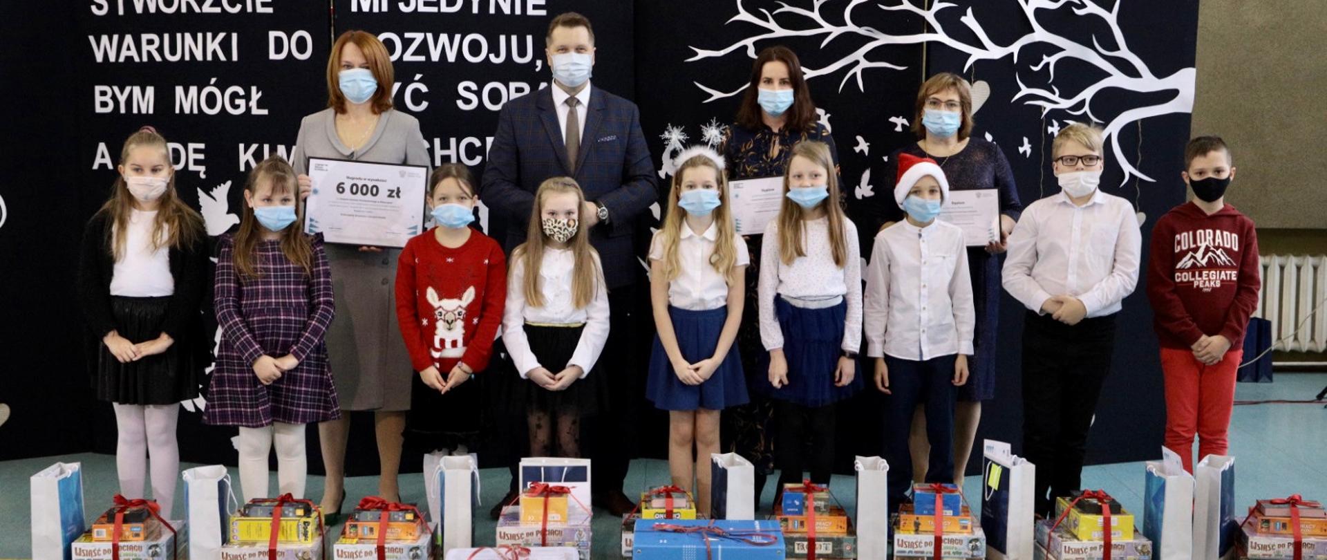 Minister Przemysław Czarnek z grupą dzieci i nauczycielami podczas uroczystości wręczenia nagród w konkursie „Nauka dla Ciebie”.
