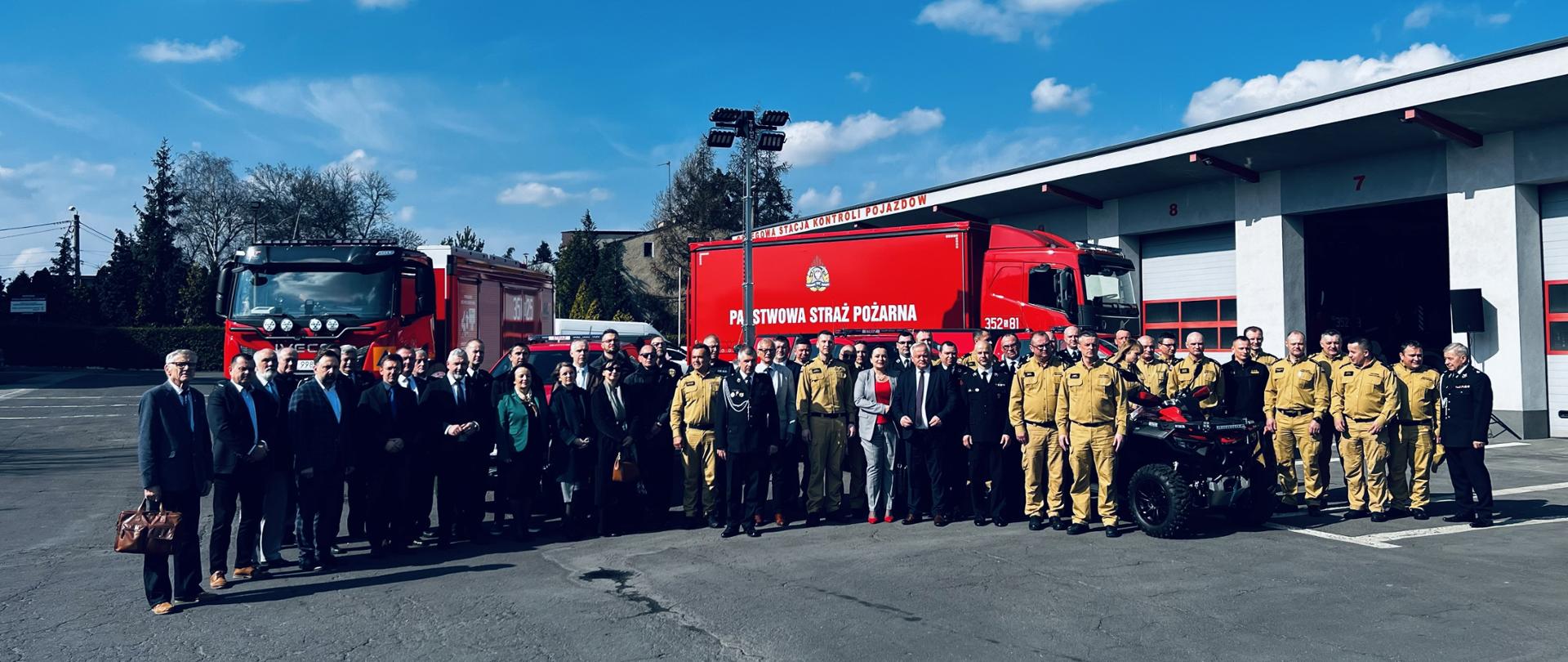 Spotkanie podsumowujące działalność częstochowskich strażaków za rok 2025 oraz prezentacja zakupionego sprzętu.