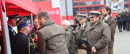 Na ręce Komendanta Powiatowego spłynął szereg podziękowań i dowodów uznania dla strażackiej służby.