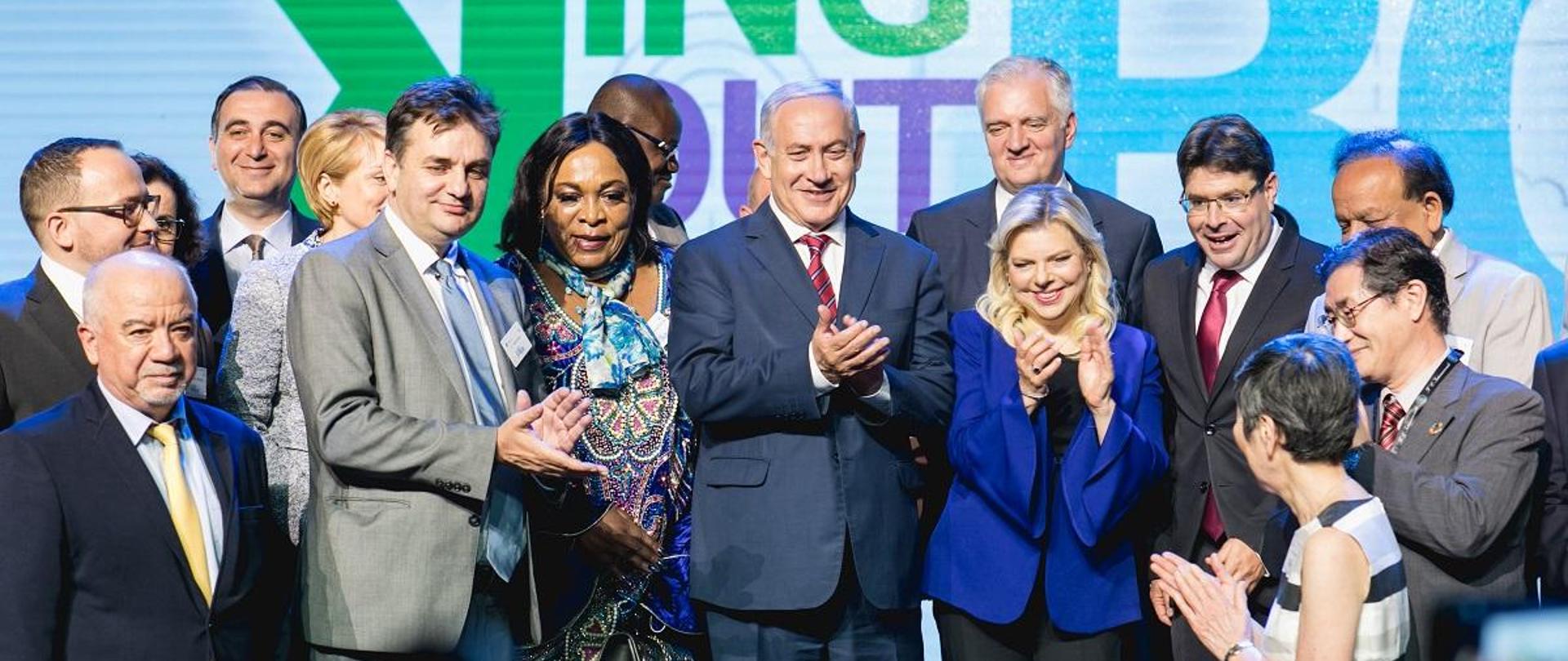 Minister Gowin otoczony przez uczestników spotkania