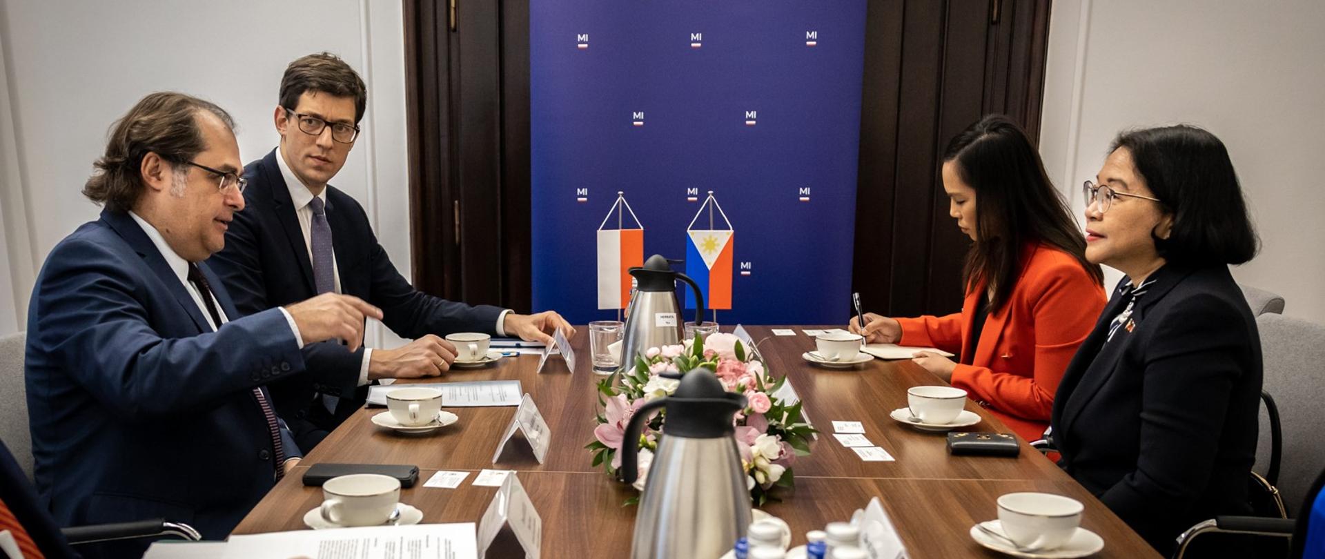 Polsko-filipińska współpraca w zakresie gospodarki i edukacji morskiej były głównymi tematami rozmów wiceministra infrastruktury Marka Gróbarczyka z ambasador Republiki Filipin Leah M. Basinang Ruiz. Spotkanie odbyło się 17 stycznia 2023 r. w Warszawie.