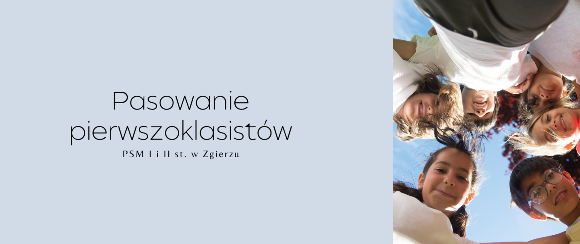 Po lewej stronie, na szarym tle, czarny napis "Pasowanie pierwszoklasistów PSM I i II st. w Zgierzu". Po prawej stronie zdjęcie dzieci stojących w kręgu.