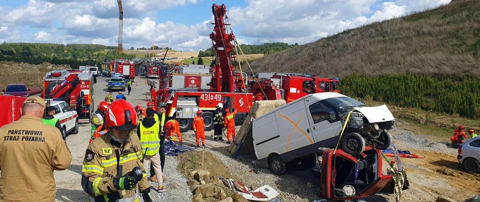 Ćwiczenia ratownicze na budowie S19. Widać służby wykonujące ćwiczenia - symulacja wypadku drogowego, w którym konieczne było użycie specjalistycznego sprzętu hydraulicznego.
