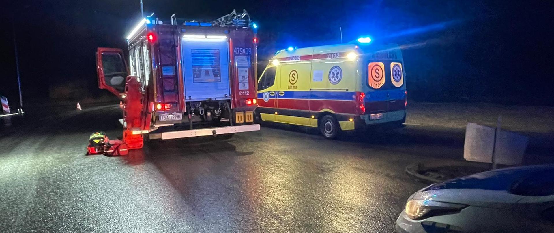 Wóz strażacki z karetką i radiowozem policji.