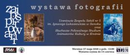 Plakat informujący o wystawie fotograficznej Zainspirowani. Plakat ma tło od lewej strony granatowe przechodzące na brązowe. Po lewej stronie poziomy napis zainspirowani oraz obrazek z suchymi kwiatami w wazonie. Po prawej stronie niebieski obrazek.