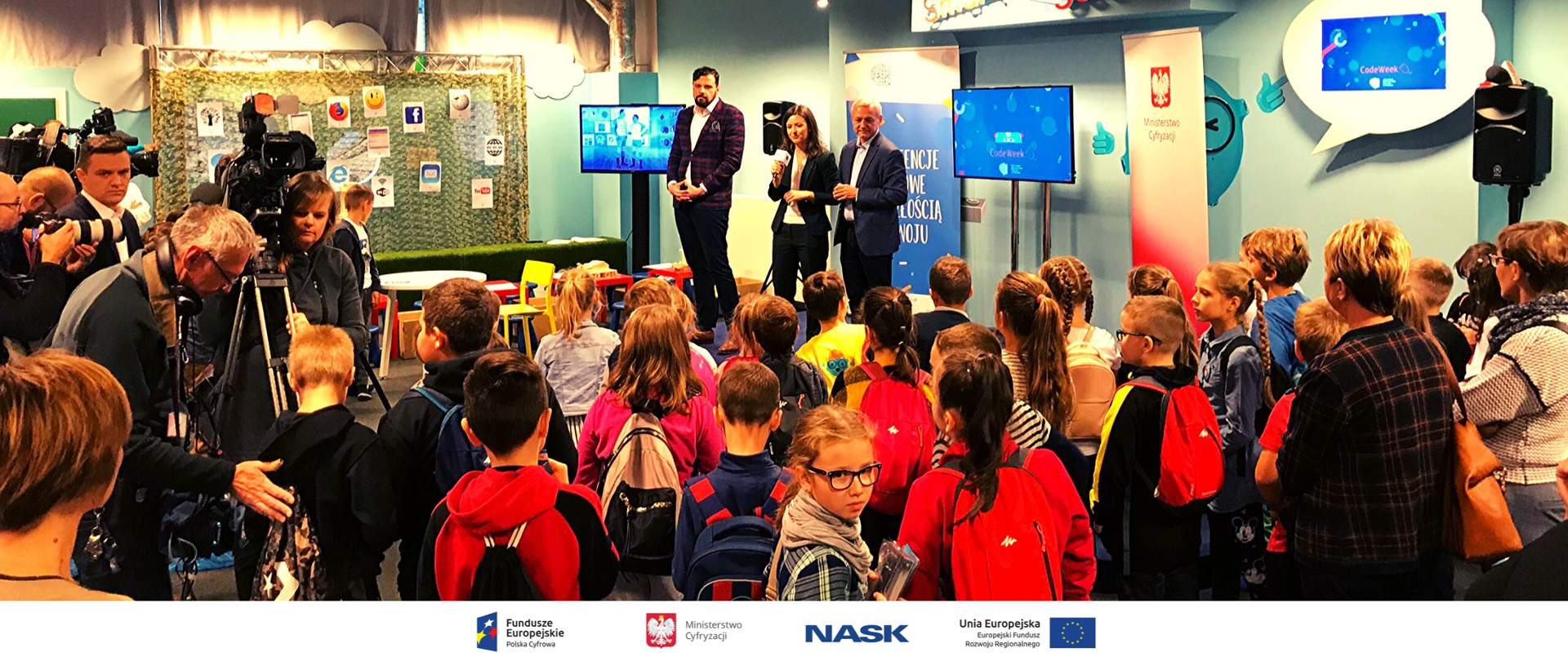 Minister Cyfryzacji Marek Zagórski otwiera Wielkie Święto Kodowania, wokół, poza sceną tłum dzieci