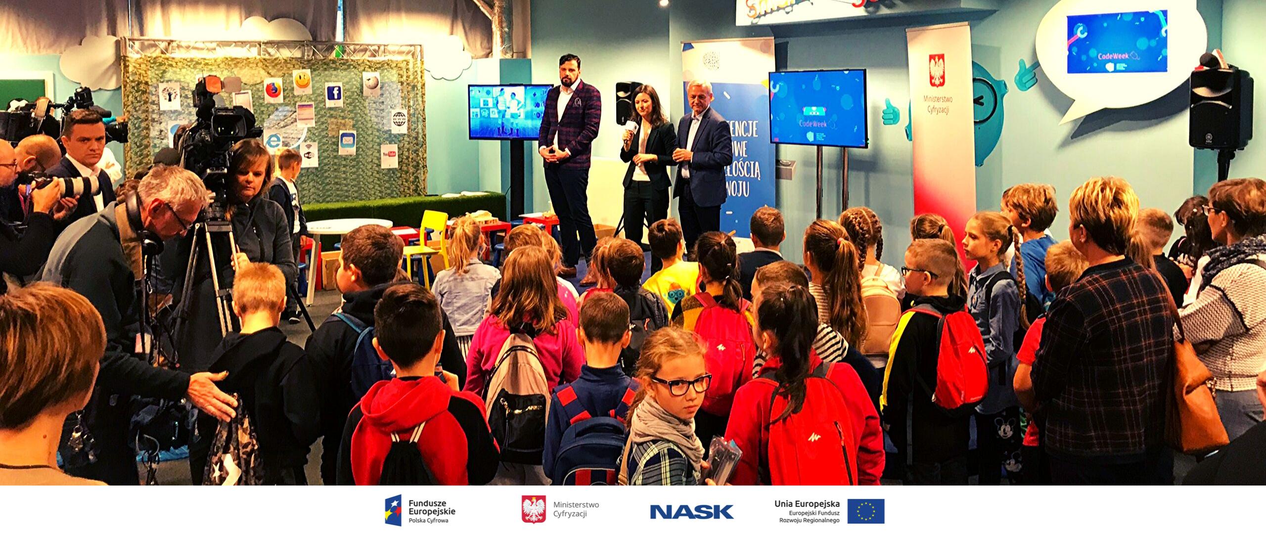 Minister Cyfryzacji Marek Zagórski otwiera Wielkie Święto Kodowania, wokół, poza sceną tłum dzieci