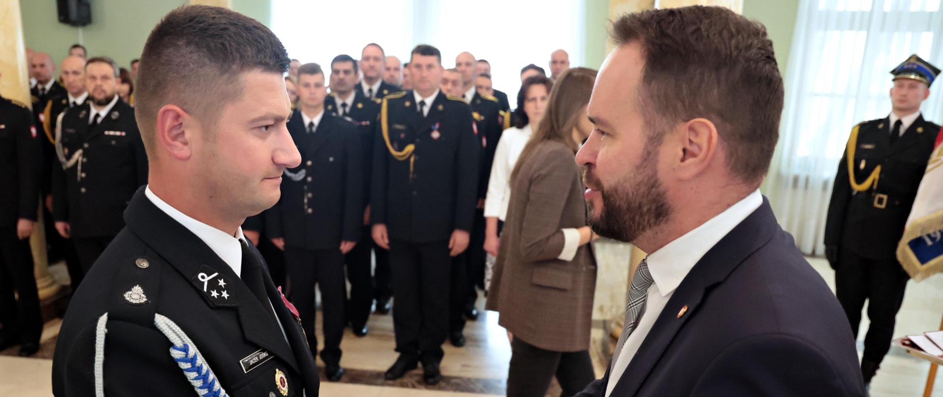 Uroczysta zbiórka z okazji Dnia Strażaka. Wręczono odznaczenia
