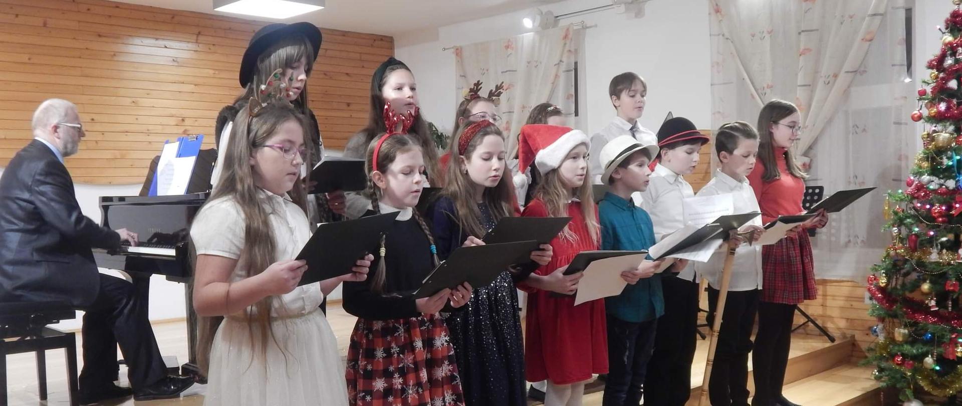 zdjęcie śpiewającego chóru dziecięcego